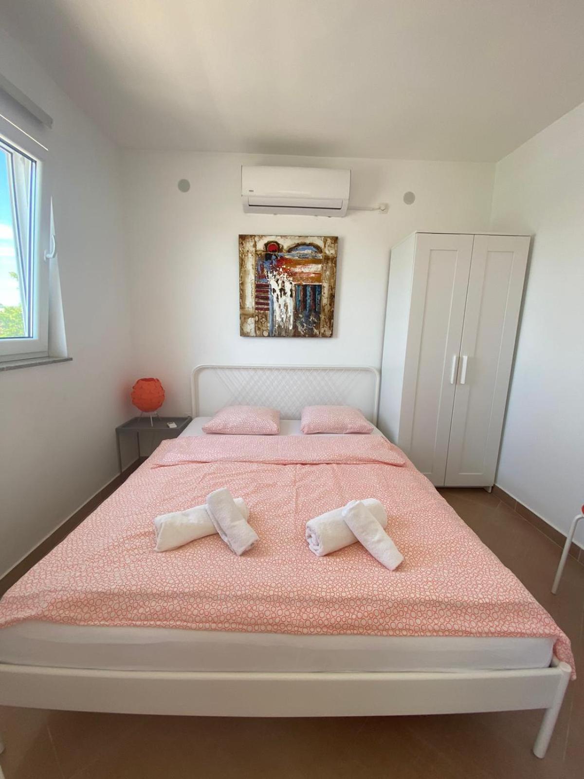 Beachfront Apartments Anita With Pool Karlobag Quarto foto