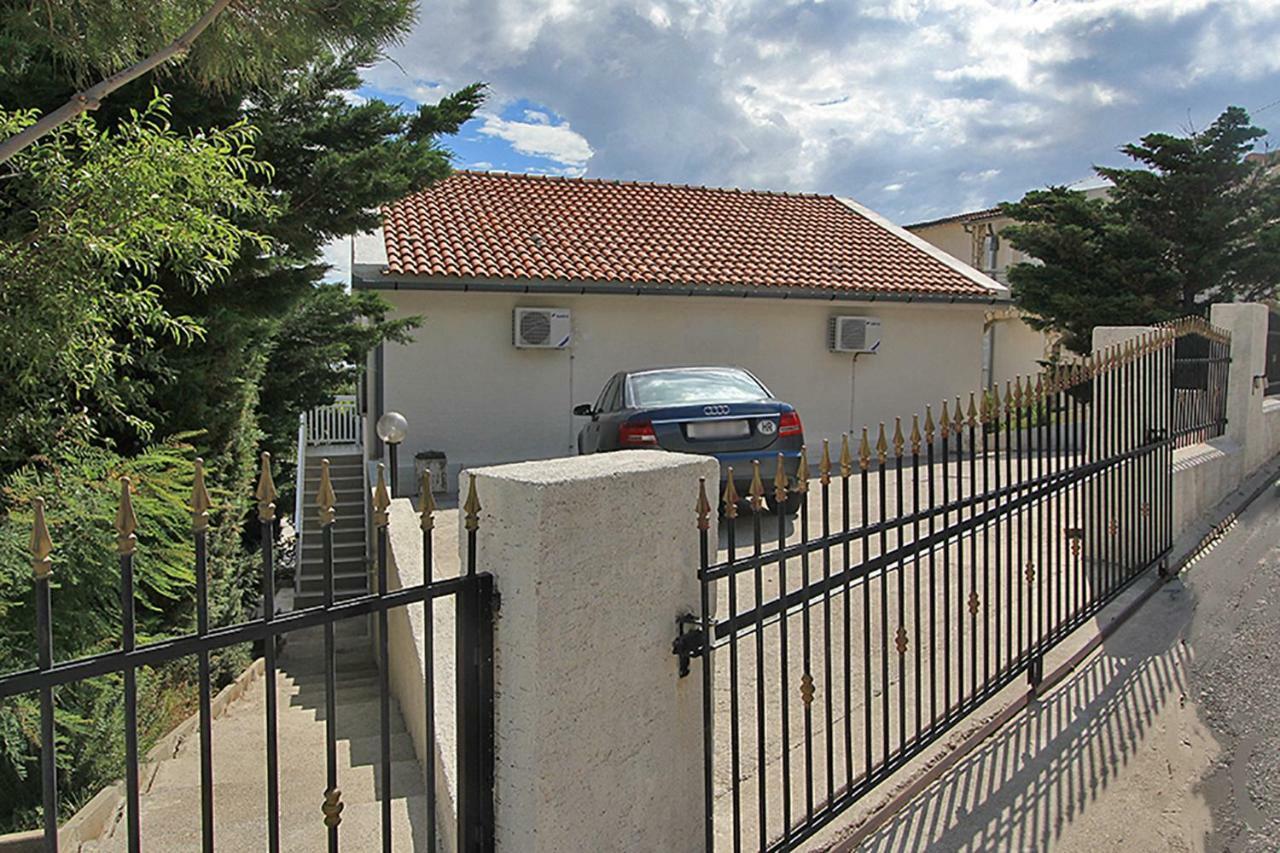 Beachfront Apartments Anita With Pool Karlobag Exterior foto